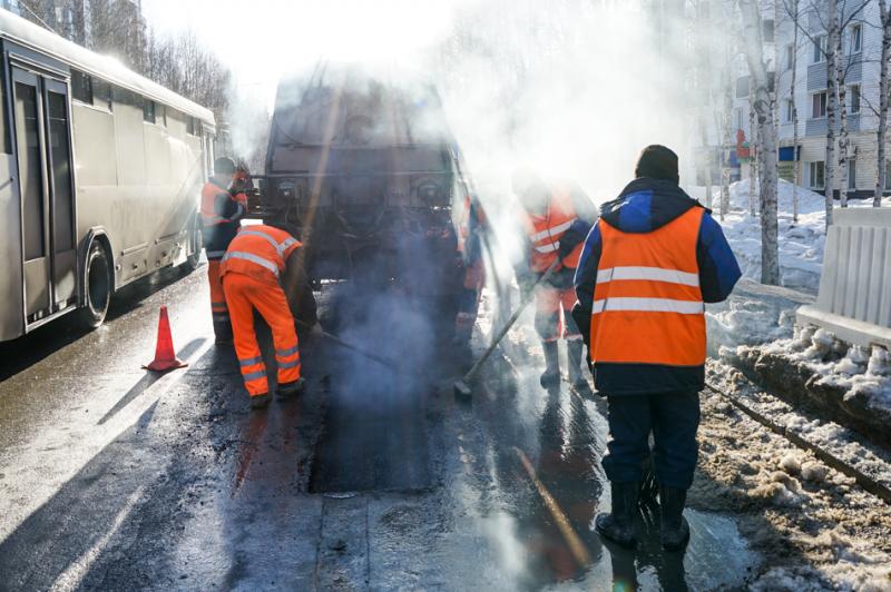 В Сургуте проводят ямочный ремонт дорог