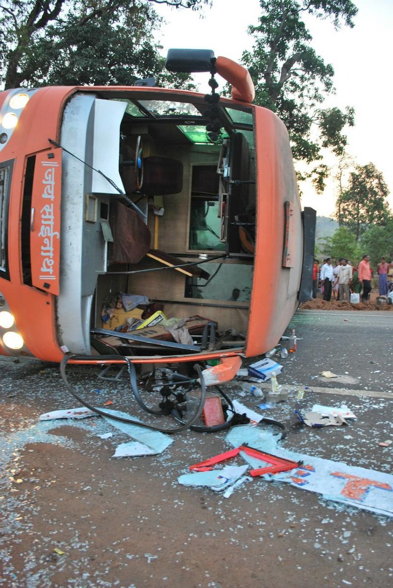 28 человек погибло , 22 доставлены в больницу из перевернувшегося туристического автобуса на острове Мадейра.