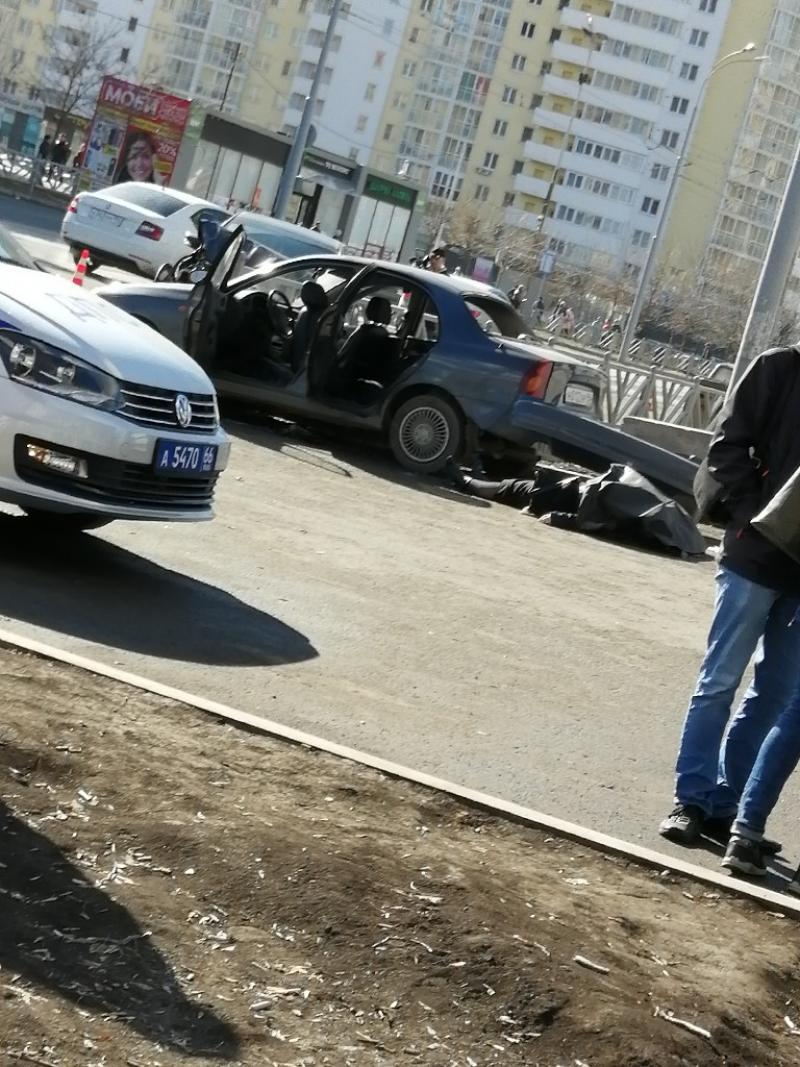 В столице Урала у Южного автовокзала столкнулись несколько машин.