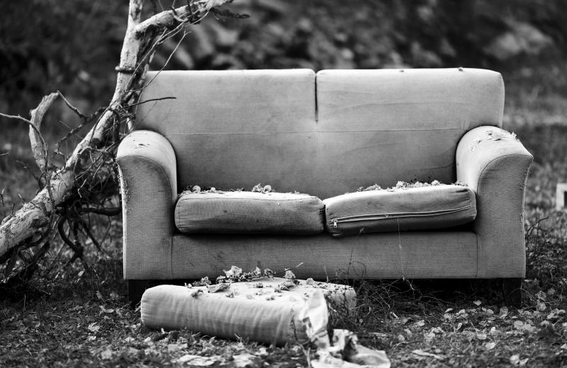 Подранный диванчик с клопами и следами жизнедеятельности людей