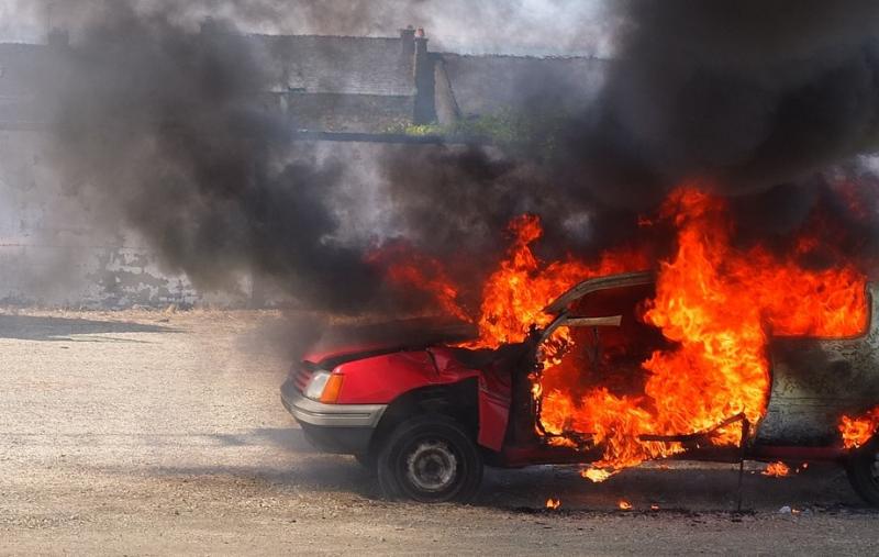 Житель Владивостока со злости сжег автомобиль своего знакомого