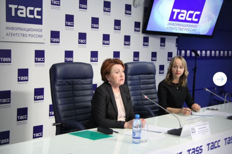 Надежда Болтенко (крайняя слева) провела первую пресс-конференцию на посту детского омбудсмена