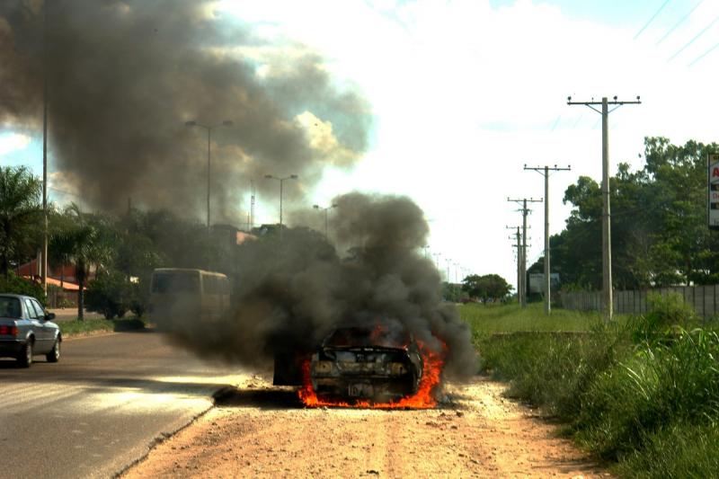 Пьяные угонщики случайно сожгли автомобиль