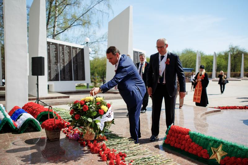 Ветераны Главтюменнефтегаза и сотрудники «РН-Уватнефтегаза» возложили цветы к мемориалу «Вечный огонь»