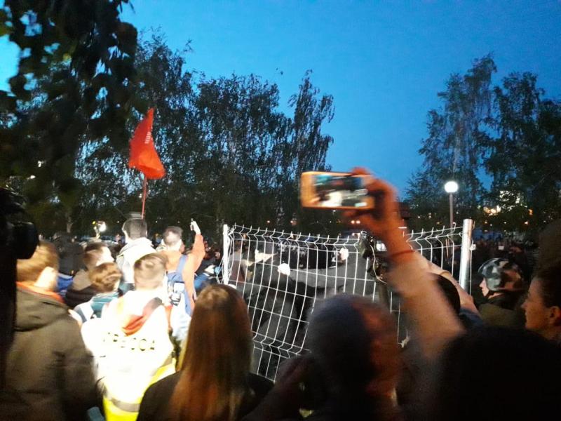 Протестующие снова снесли забор