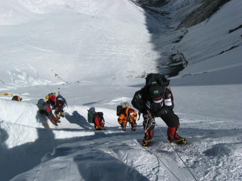 На Эвересте скопилось уже более сотни трупов
