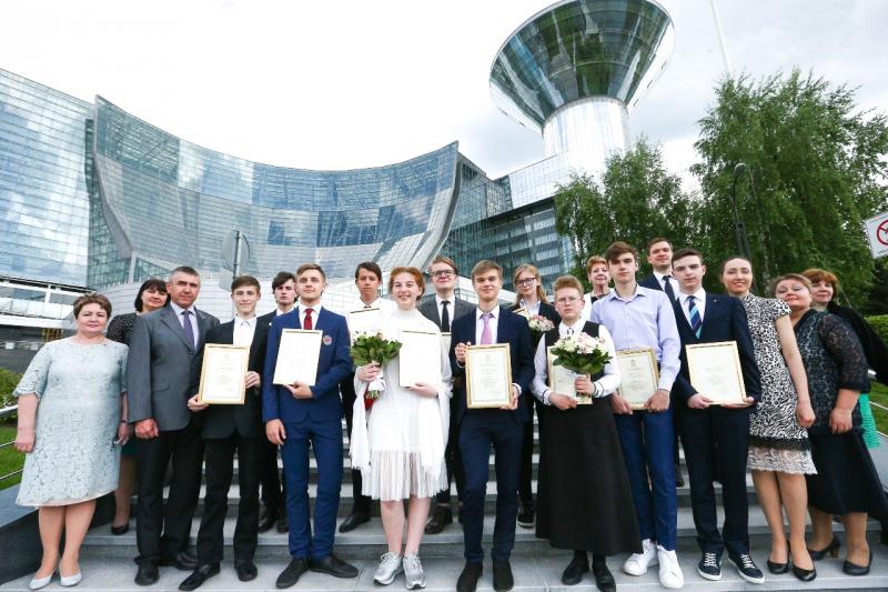Победители Всероссийской олимпиады получили губернаторскую премию в 200 тысяч рублей