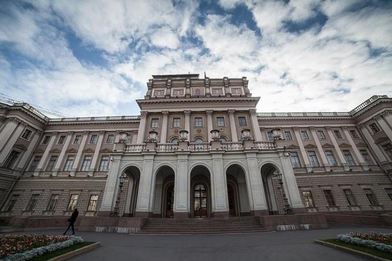 Депутаты хотят упростить правила использования флага и герба Петербурга