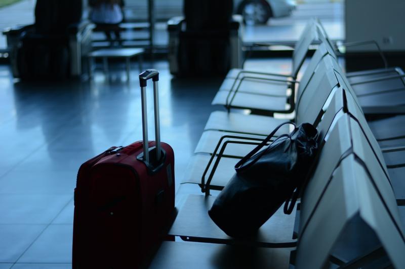 В панике пассажиры начали доставать свои сумки с полок, и большая часть пассажиров не успела покинуть самолет