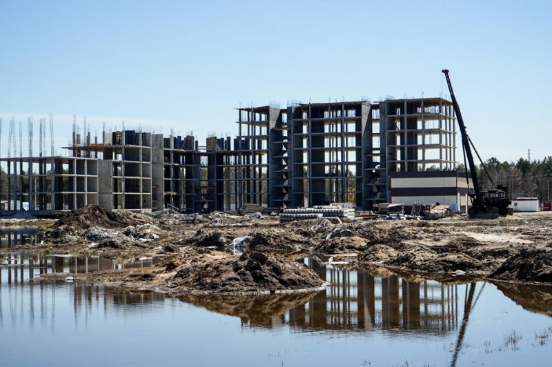 С марта прошлого года темпы строительства в четырех жилых комплексах Сургута значительно просели