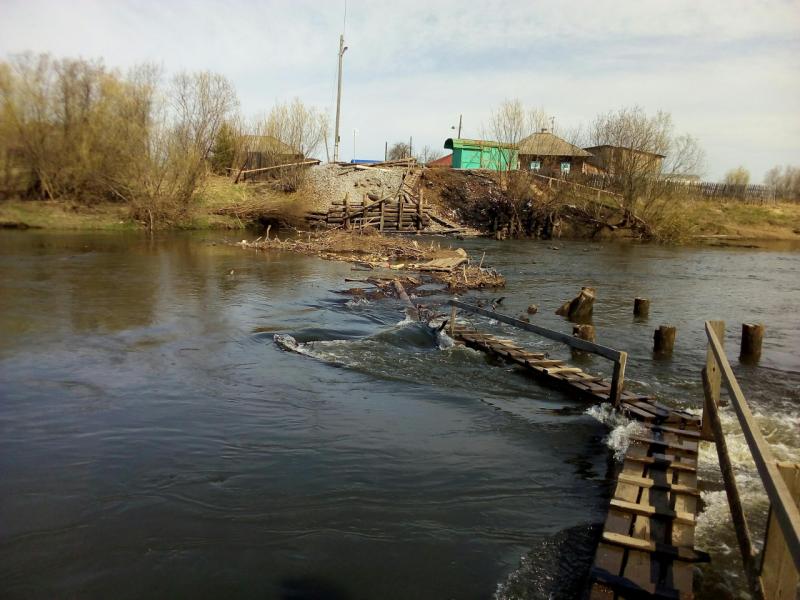В селе Филькино в Серовском районе из-за разлива реки снесло мост.