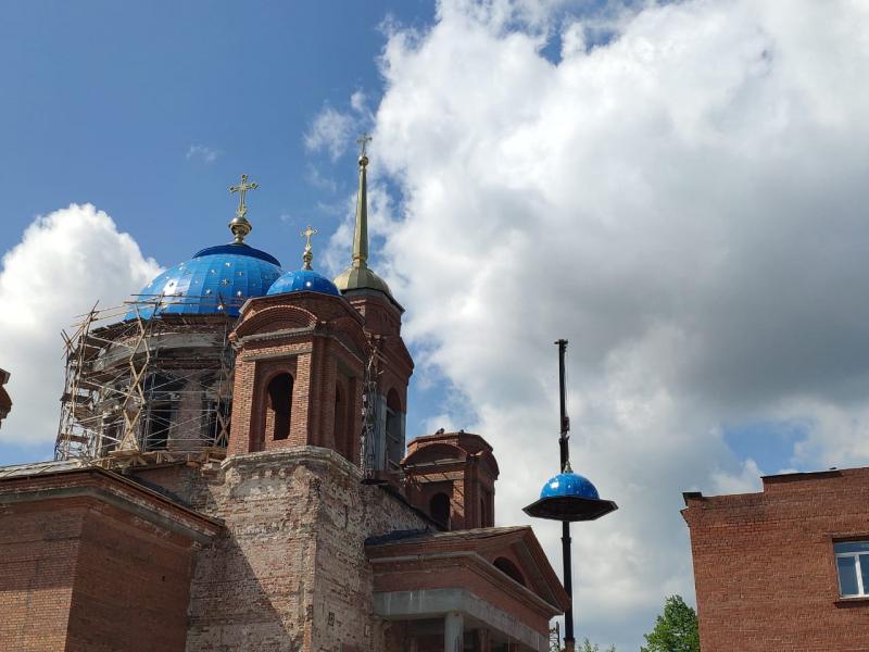 Маленькие купола и кресты установили на Успенском соборе в Екатеринбурге