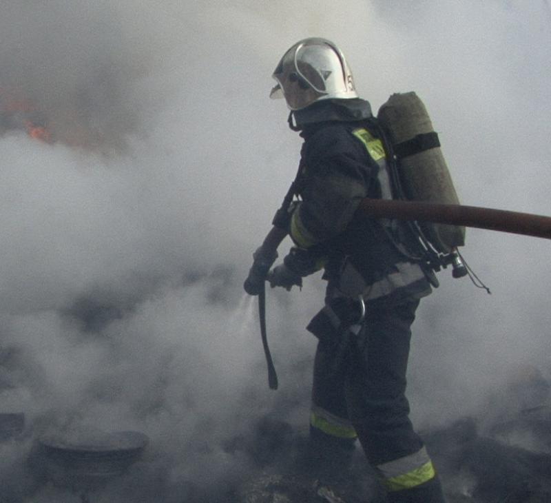 Сильный пожар вспыхнул сегодня в бараке в столице Урала.