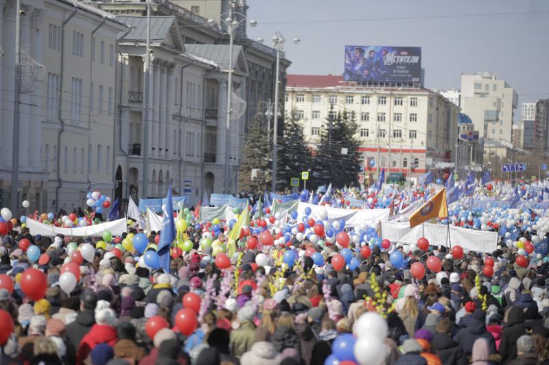 Тысячи жителей Екатеринбурга вышли на первомайскую демонстрацию