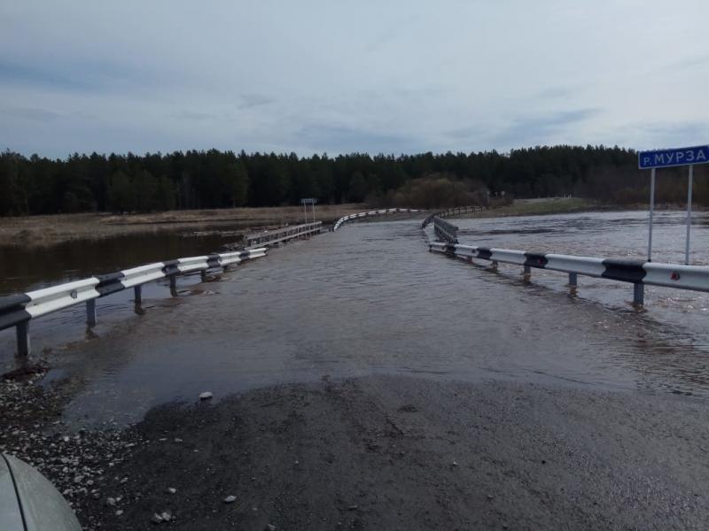 В Ирбитском районе вновь оказался подтоплен мост через реку Мурза.