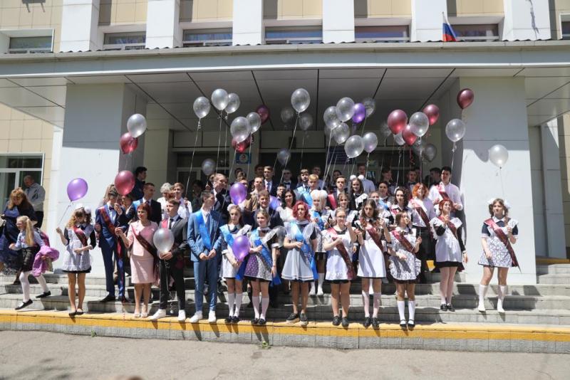 Школьников Владивостока проводили в «последний путь»