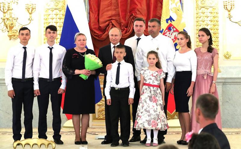 Сахалинская многодетная семья получила награду от президента РФ
