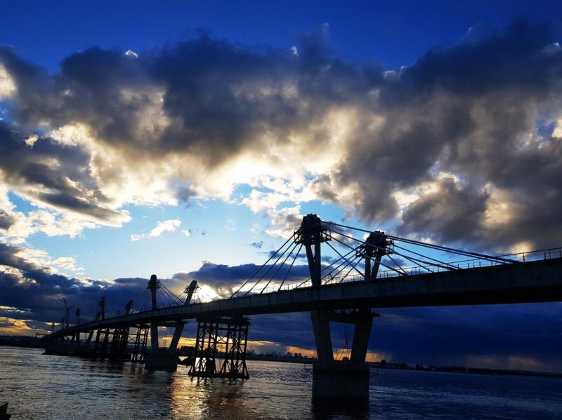 Сегодня части моста, наконец, соединились