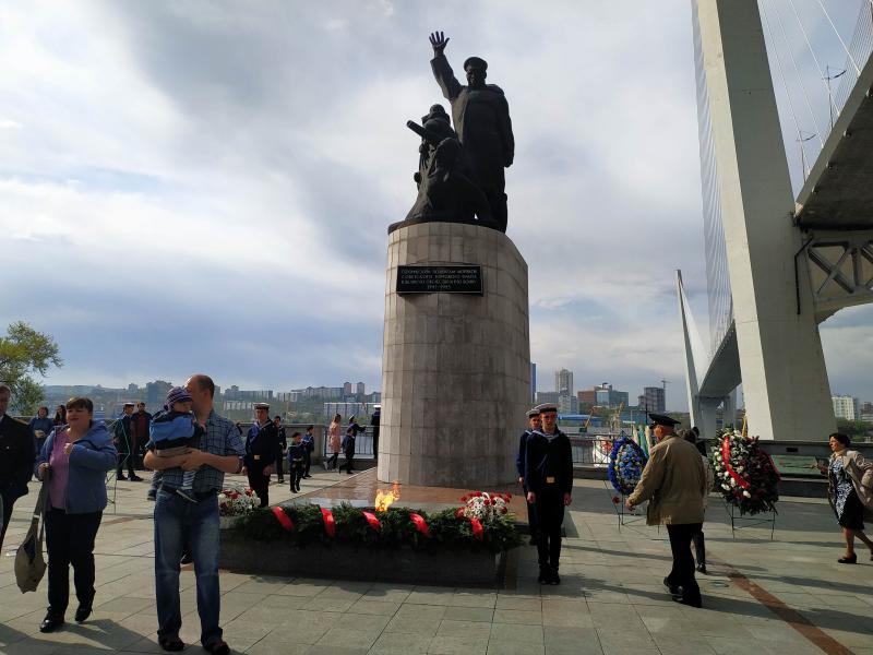 Празднование Дня Победы началось утром с возложения цветов к памятникам и Вечному огню