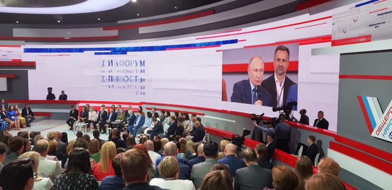 Владимир Путин встретился с участниками шестого медиафорума независимых региональных и местных СМИ