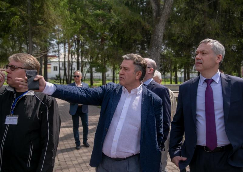 Андрей Шимкив вместе с губернатором области Андреем Травниковым ознакомились с ходом работ по благоустройству парка