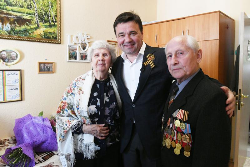 Губернатор поздравил семью ветеранов с 68-й годовщиной свадьбы