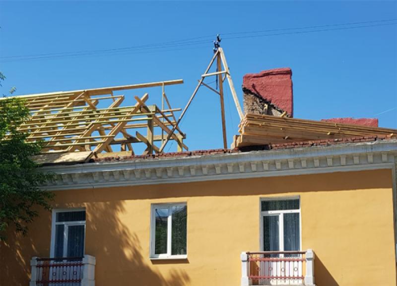 В некоторых населенных пунктах годами приходится копить деньги на ремонт крыш