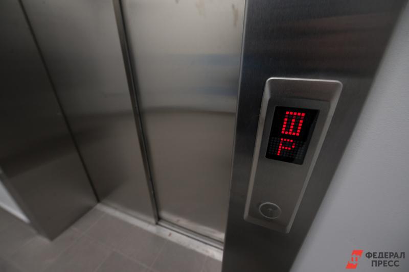 Застрявшая на 27 часов в лифте женщина спаслась благодаря вину
