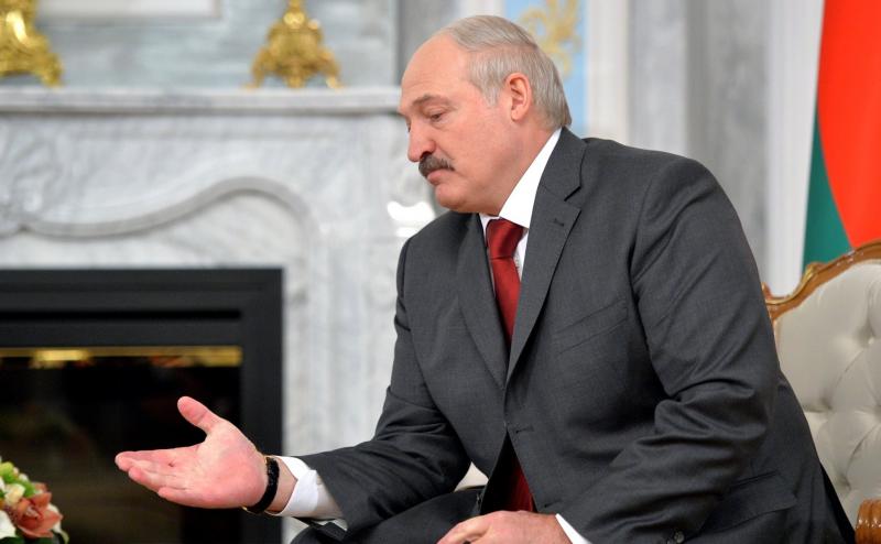 Лукашенко подарил Си Цзиньпину необычную скульптуру и корзину продуктов