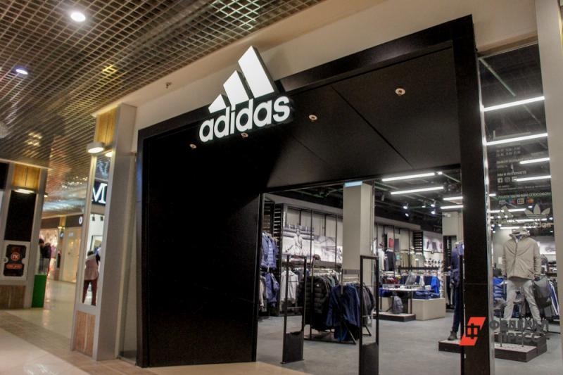 В Петербурге иностранцы с пистолетом обворовали магазин Adidas