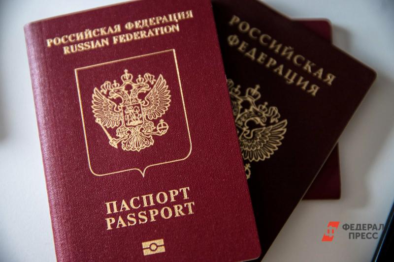 Иметь российский паспорт выгодно для украинцев, считает политолог