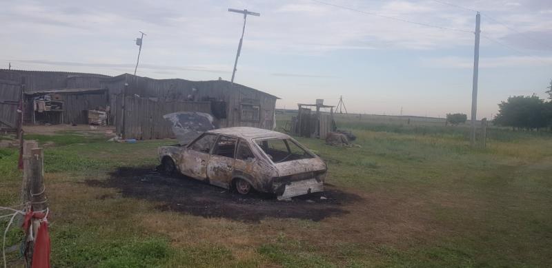 Мужчина сгорел в машине после хлопка газового баллона в Саратовской области