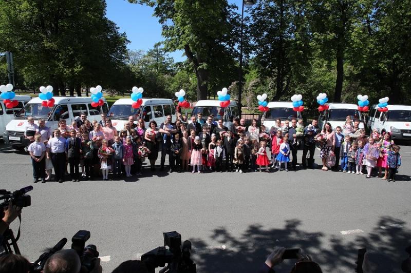 Врио губернатора Санкт-Петербурга Александр Беглов вручил многодетным семьям ключи от автомобилей