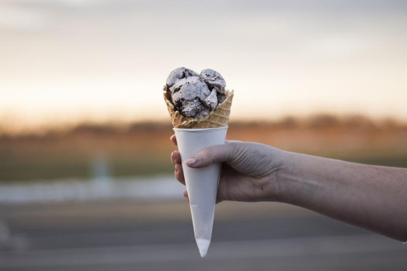 Из-за аномальной жары в России в полтора раза выросли продажи мороженого