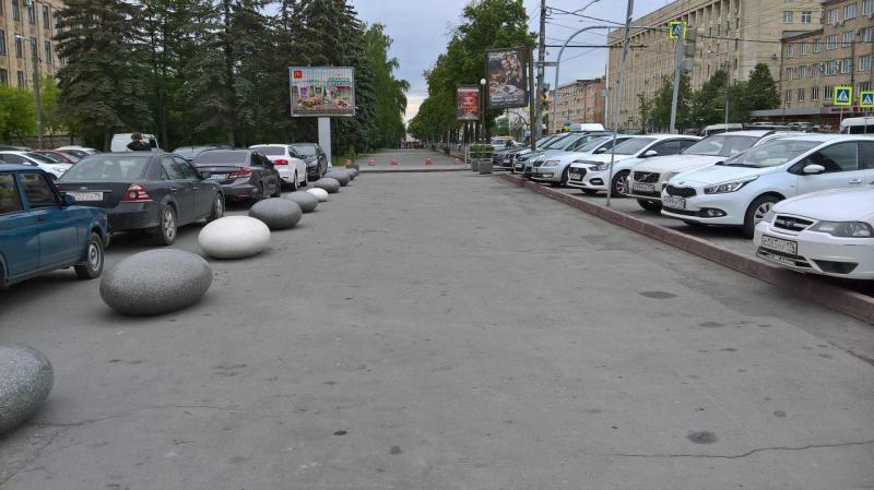 В центре Челябинска парковку отгородили от пешеходной зоны камнями времени