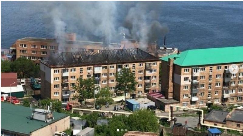 Во Владивостоке почти полностью сгорела жилая пятиэтажка