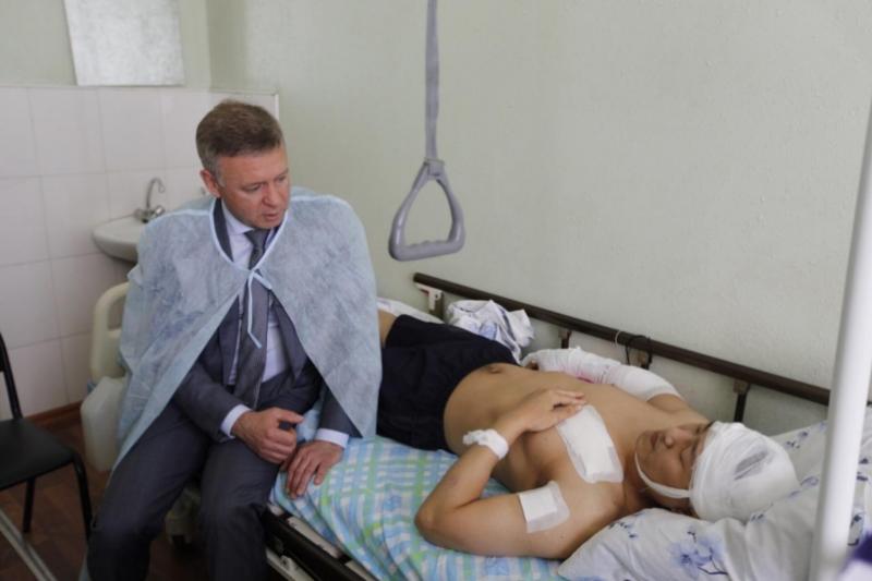 Мэр Южно-Сахалинска навестил пострадавшего сотрудника