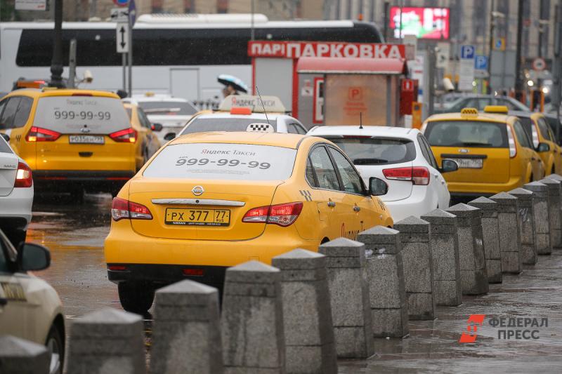 Водитель такси занимается дорожными подставами