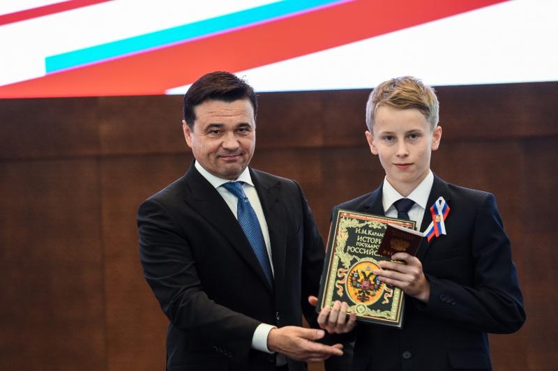 Губернатор поздравил выдающихся работников и школьников Московской области