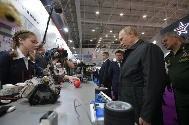 Владимир Путин посетил форум «Армия-2019»