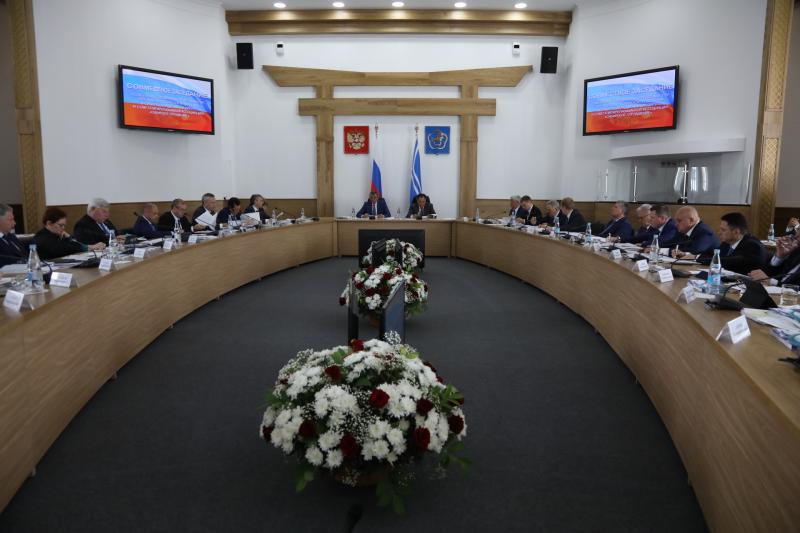 На заседаниях обсуждаются самые актуальные для сибирских регионов вопросы