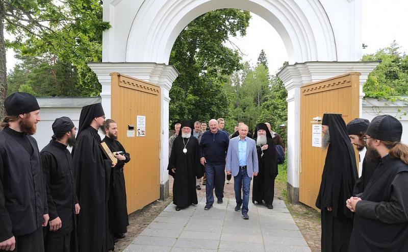 Путин и Лукашенко посетили монастырь на острове Валаам