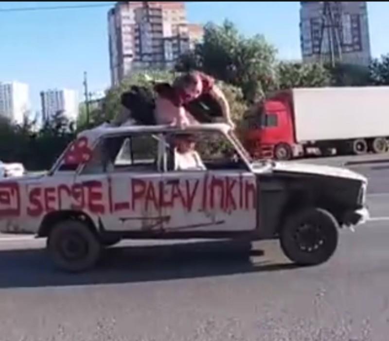 В ГИБДД Тюмени разыскивают водителя, который вытворят опасные трюки на оживленной трассе