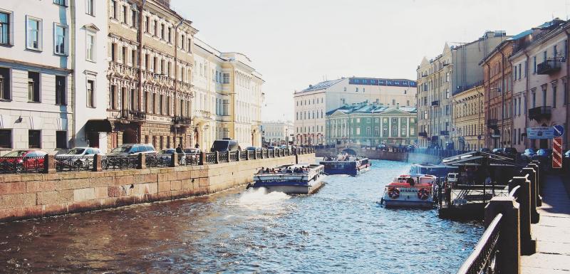 Более половины опрошенных считают, что лучший город для иностранцев – Петербург