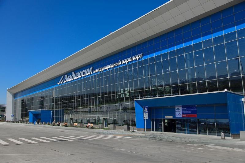 Самолет из Москвы час не мог приземлиться в аэропорту Владивостока