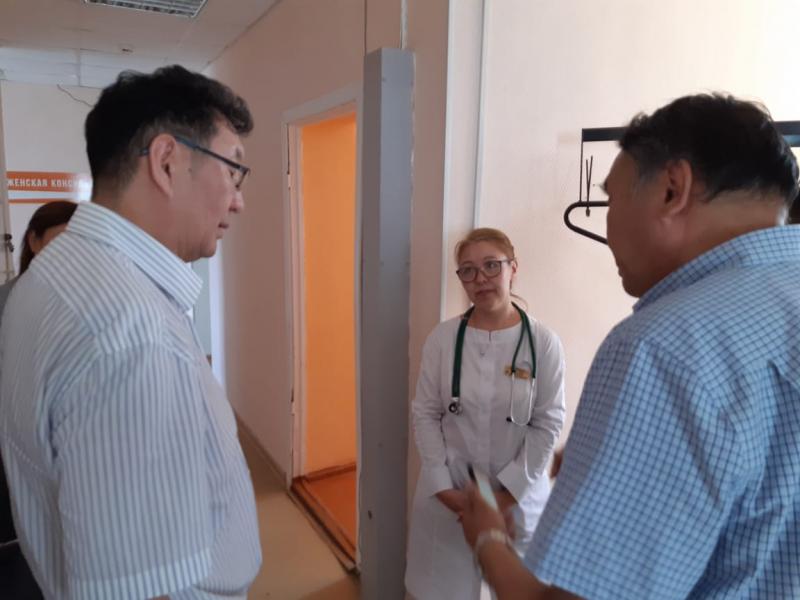 Депутаты Ил Тумэна посетили сельские больницы