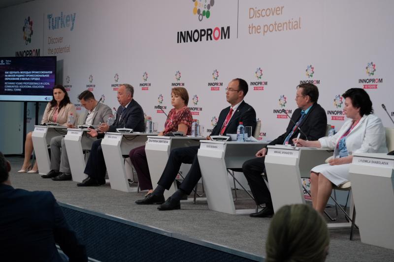 Участники дискуссии на «Иннопроме» обсудили проблему оттока молодежи