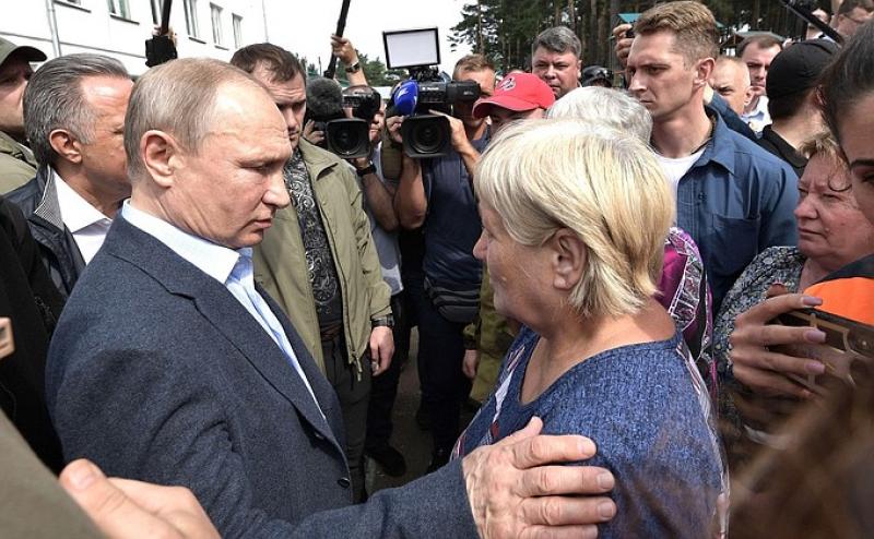 Путин посетил пункты размещения пострадавших от наводнения в Приангарье