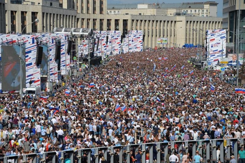 Более 100 тысяч человек празднуют День флага на Академика Сахарова