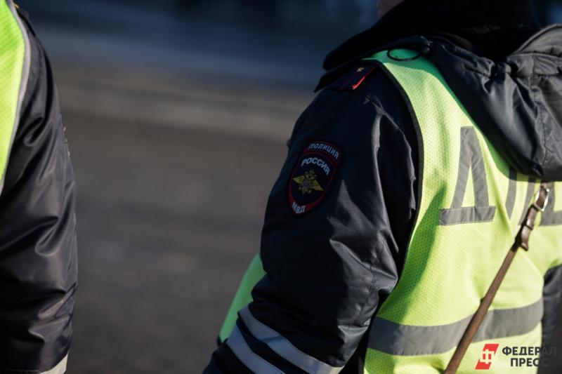 Хлапос держал сотрудника ДПС, а его водитель отобрал радар